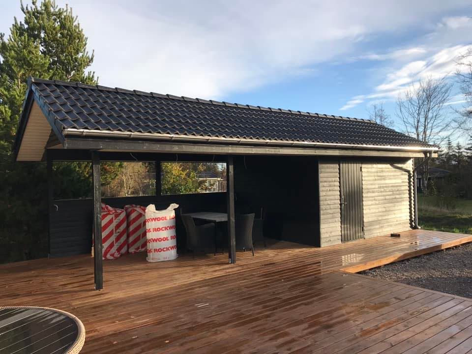 Træterrasse og moderne skur
