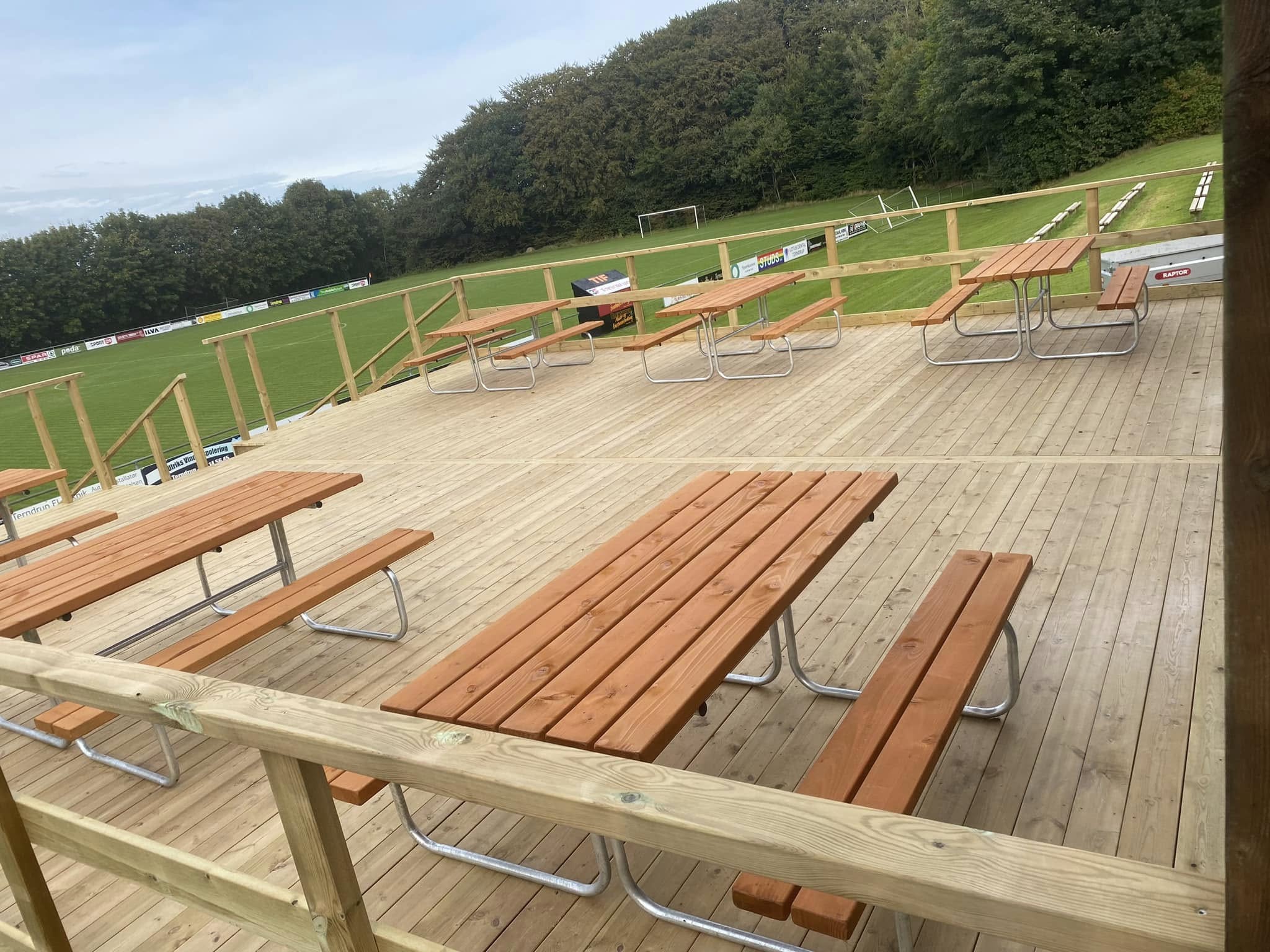 Terrasse med integrerede bænke